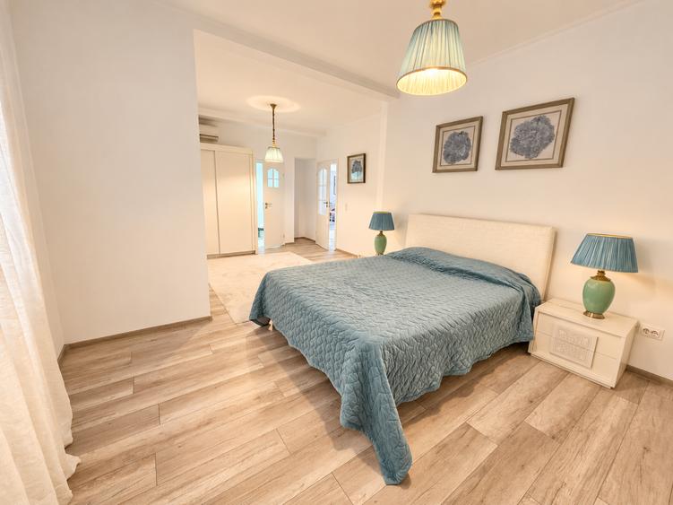 Apartament cu 4 camere semidecomandat în Universitate