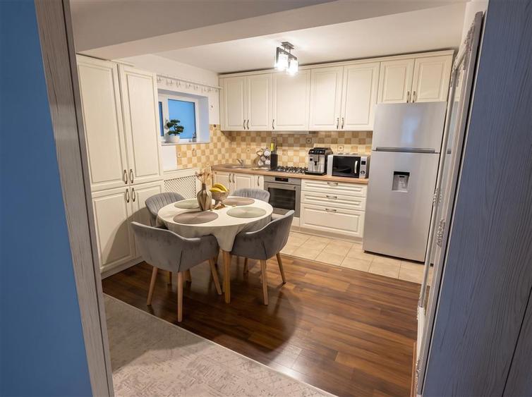 Apartament cu 3 camere decomandat, mobilat în George Enescu