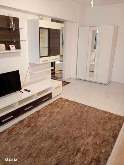 Apartament cu 3 camere semidecomandat în Obor