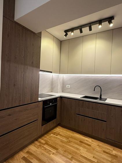 Apartament cu 3 camere semidecomandat, mobilat în P-ta Presei Libere