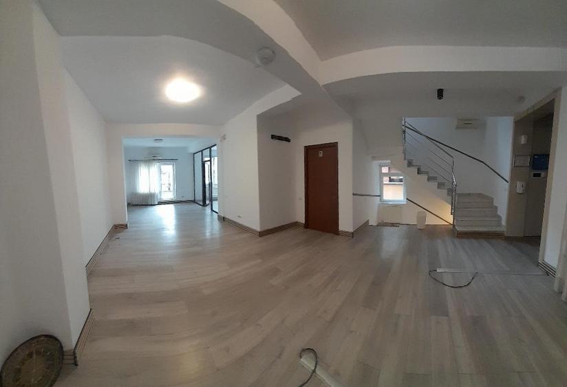Casă individuală cu 12 camere cu Canalizare în P-ța Muncii