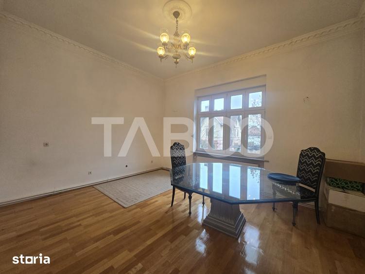 Apartament cu 3 camere semidecomandat în Central