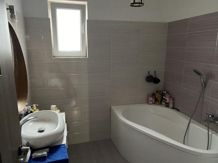 Apartament cu 3 camere decomandat în Dobroești