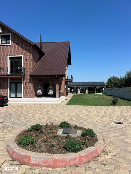 Casă cu 10 camere cu Teren 2000 Mp în Central