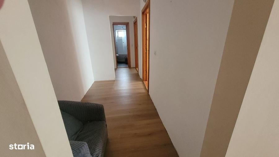 Apartament cu 3 camere semidecomandat în Micro 3