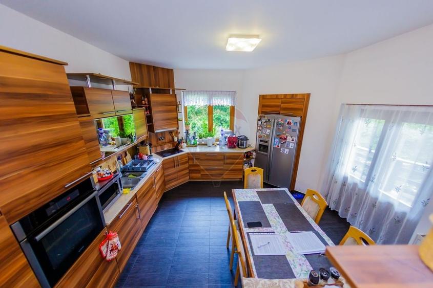Casă individuală cu 5 camere cu Teren 1108 Mp în Valea Roșie