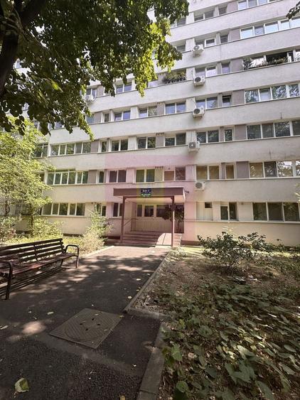 Apartament cu 3 camere semidecomandat în Uverturii