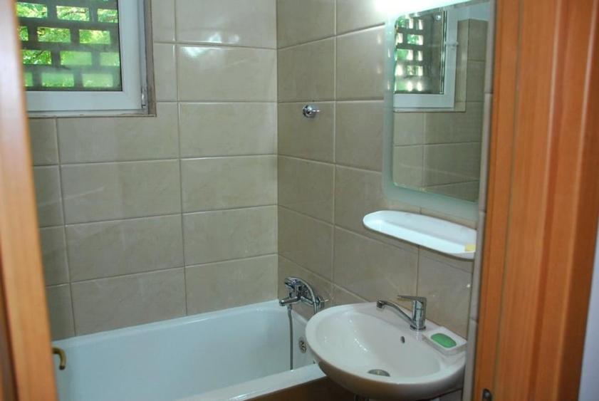 Apartament cu 3 camere semidecomandat, mobilat în Titan