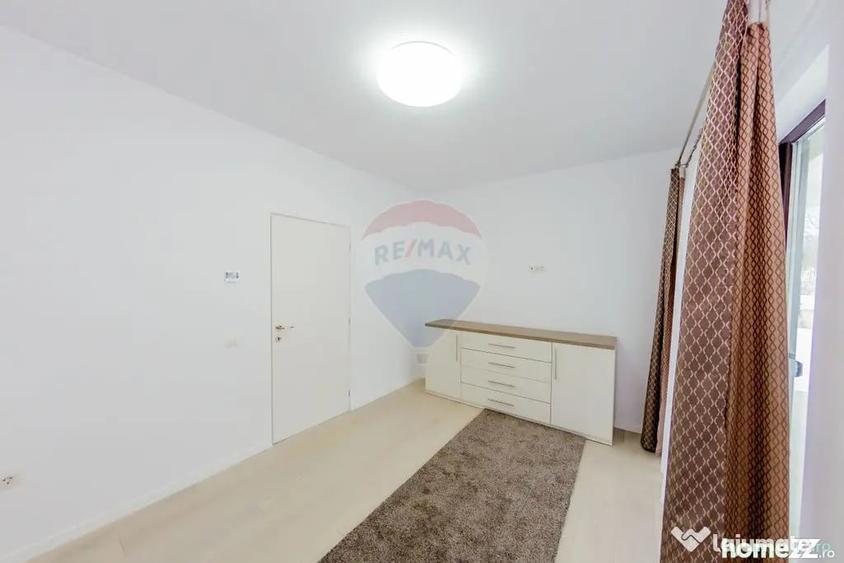 Casă cu 7 camere cu Teren 892 Mp în Est