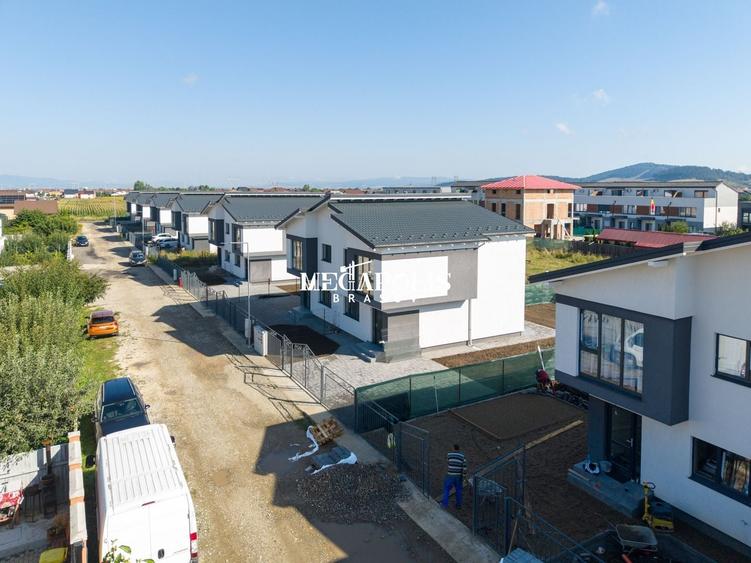 Duplex cu 4 camere cu Canalizare în Sânpetru