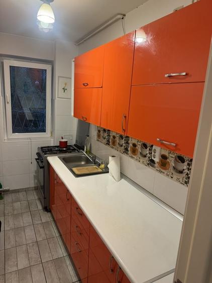Apartament cu 3 camere semidecomandat în Constructorilor