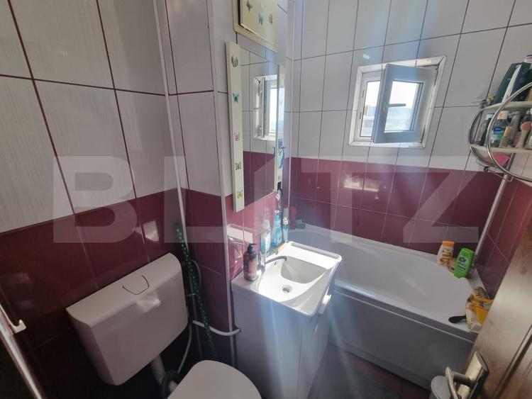 Apartament cu 3 camere semidecomandat, mobilat în Craiovița Nouă