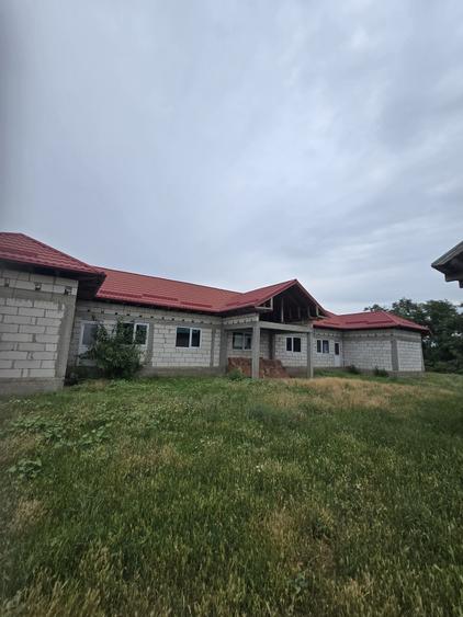 Casă cu 4 camere în Boboc