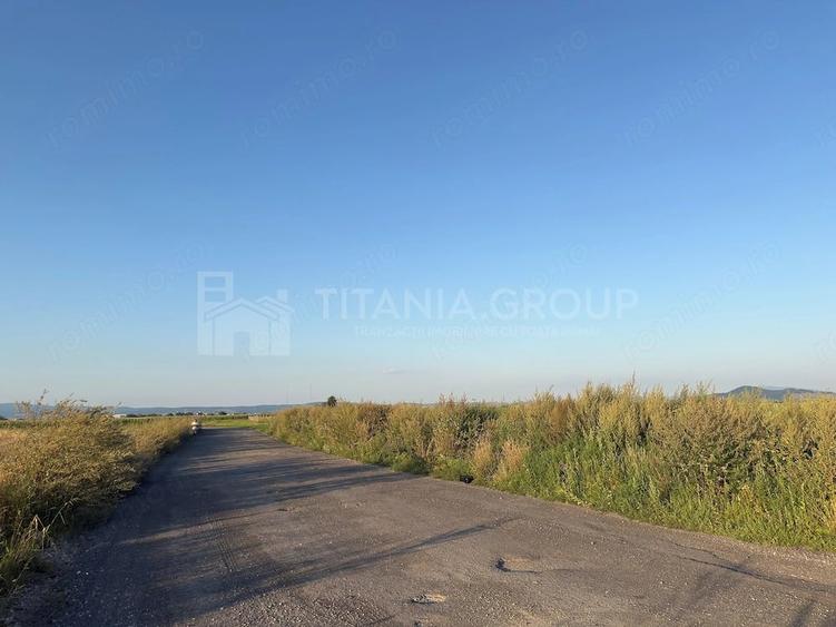 Teren de 17400 mp, în Stupini