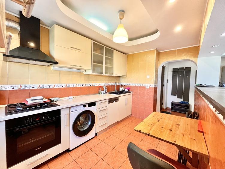 Apartament cu 3 camere semidecomandat, mobilat în Centrul Civic
