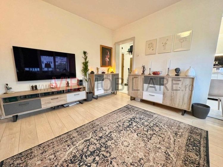 Apartament cu 3 camere semidecomandat în 1 Mai