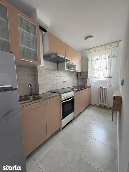 Apartament cu 3 camere semidecomandat în Alexandru cel Bun