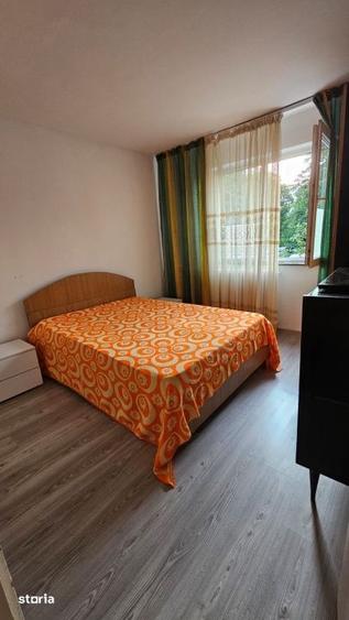 Apartament cu 2 camere semidecomandat în Craiovița Nouă