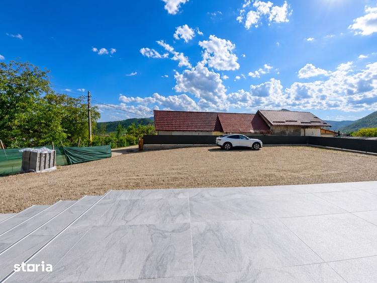 Casă cu 4 camere cu Teren 1344 Mp în Oituz