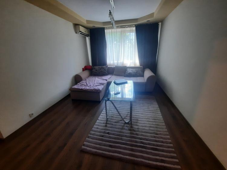 Apartament cu 3 camere semidecomandat în Ferentari