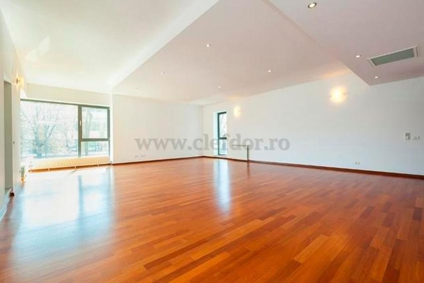 Apartament cu 4 camere decomandat, mobilat în Herăstrău — fotografia 2