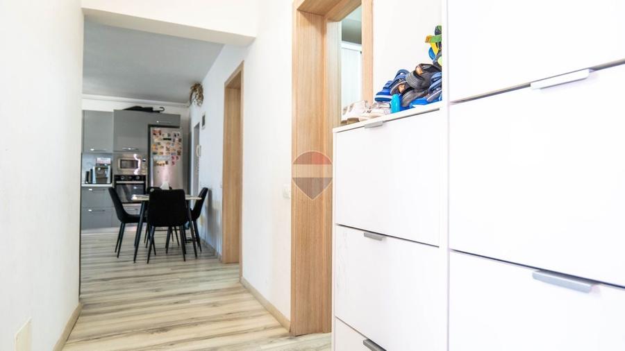 Apartament cu 3 camere semidecomandat, mobilat în Dobroești