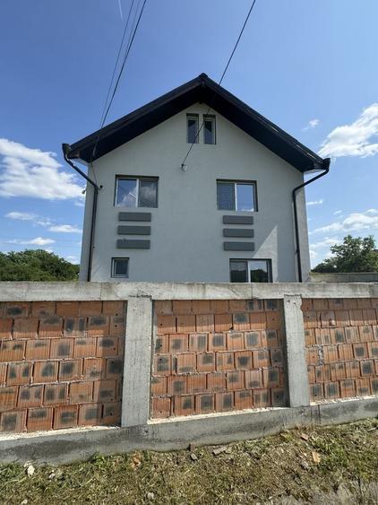 Casă cu 4 camere în Băbeni