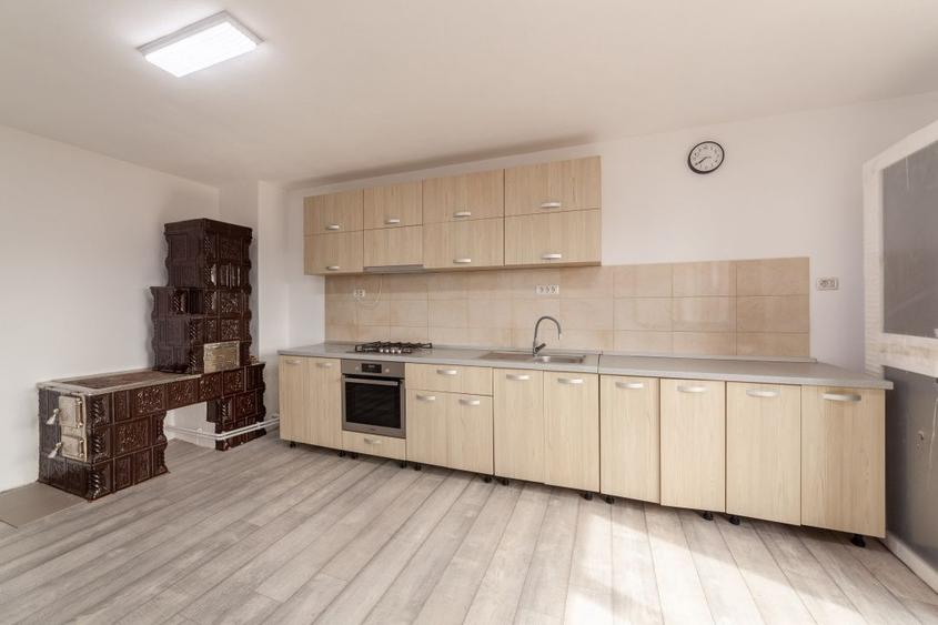 Casă individuală cu 12 camere cu Canalizare în Est