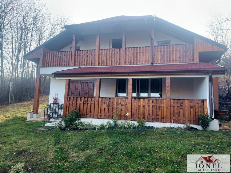 Casă individuală cu 4 camere cu Teren 2300 Mp în Est