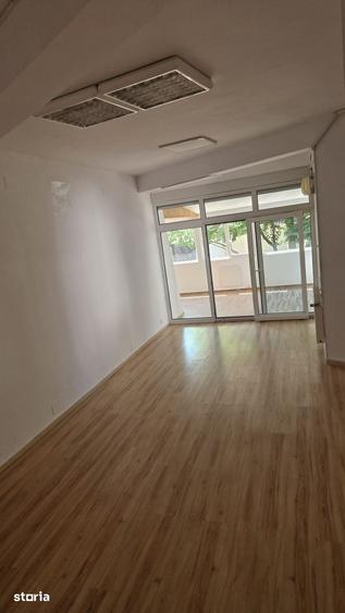 Casă cu 10 camere cu Teren 402 Mp în Tei