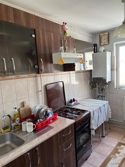 Apartament cu 3 camere semidecomandat în Valea Călugărească