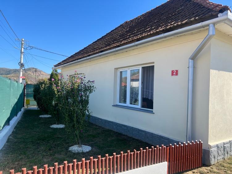 Casă individuală cu 3 camere cu Garaj în Central
