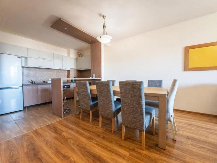 Apartament cu 2 camere semidecomandat, mobilat în Central
