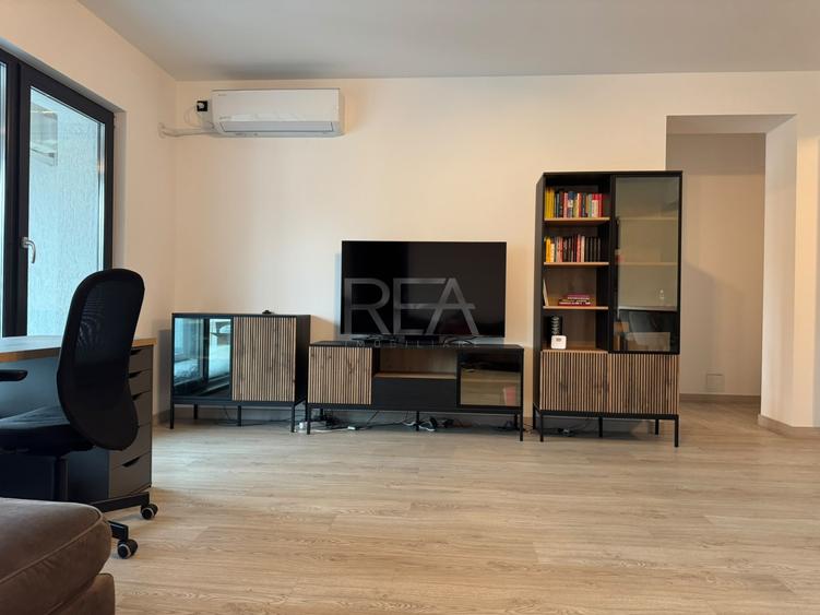 Apartament cu 3 camere decomandat, mobilat în Vitan