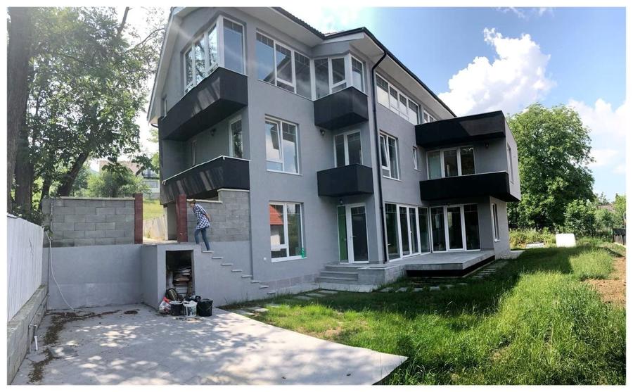 Casă individuală cu 10 camere cu Canalizare în Bran