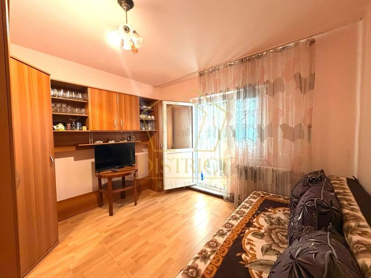 Apartament cu 4 camere decomandat în Lipovei