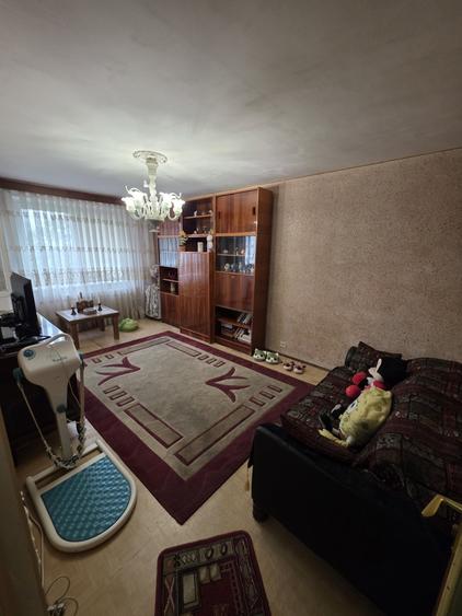 Apartament cu 3 camere decomandat în Titan