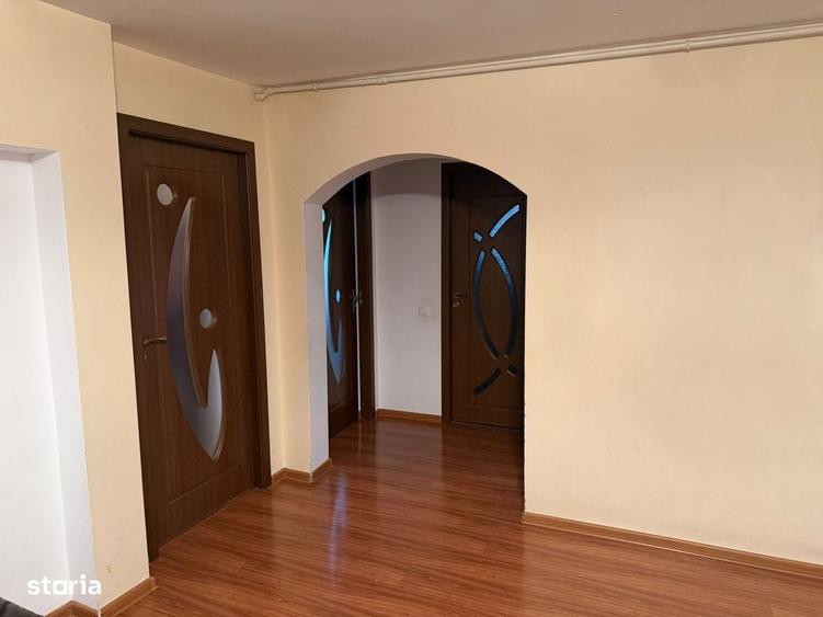 Apartament cu 3 camere decomandat în Micro 5
