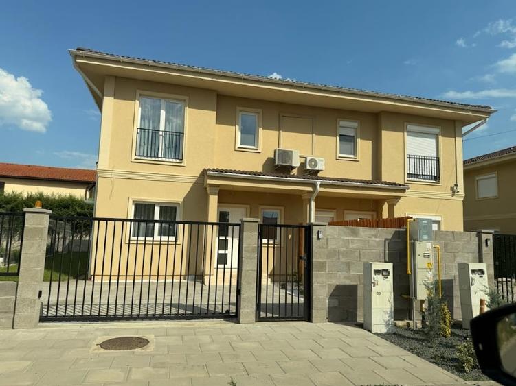 Duplex cu 5 camere cu Canalizare în Dumbrăvița