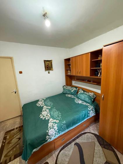 Apartament cu 4 camere semidecomandat în Rovine