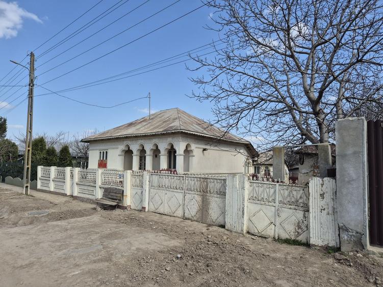 Casă cu 4 camere cu Teren 1200 Mp în Tichilești