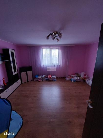 Casă cu 8 camere cu Teren 1000 Mp în Garoafa