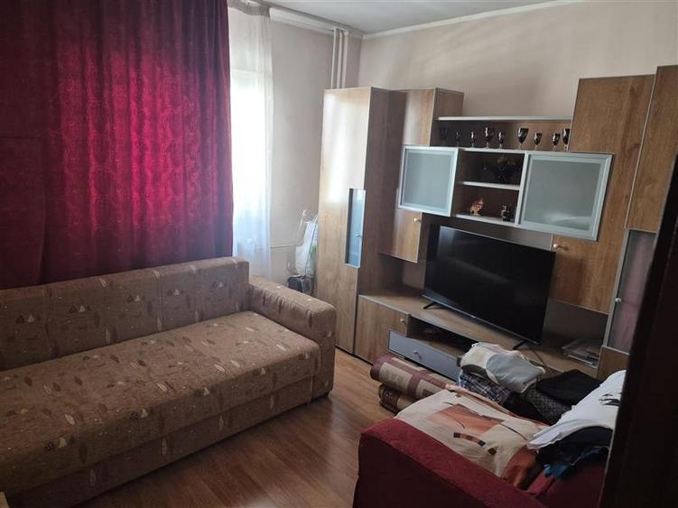 Apartament cu 3 camere semidecomandat în Pantelimon