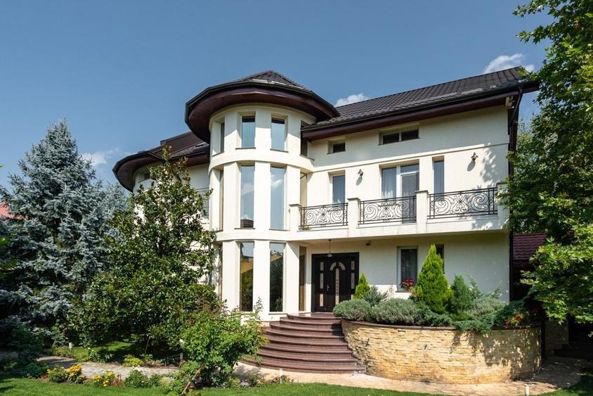 Casă individuală cu 9 camere cu Canalizare în Băneasa