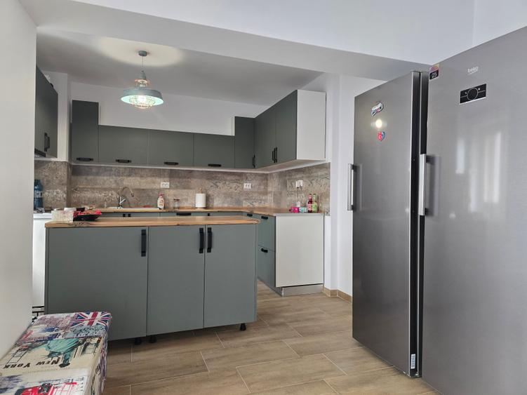 Apartament cu 3 camere decomandat în Olteniței