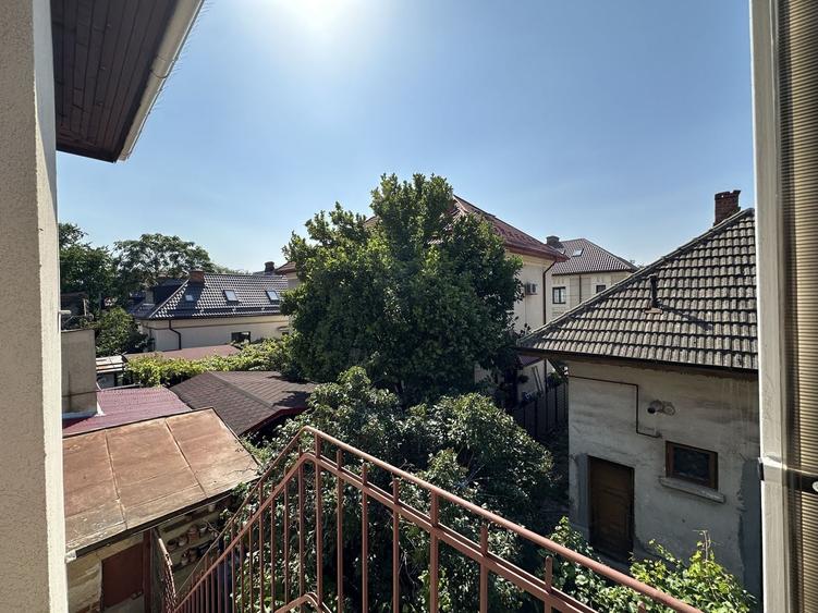 Apartament cu 5 camere decomandat în Floreasca