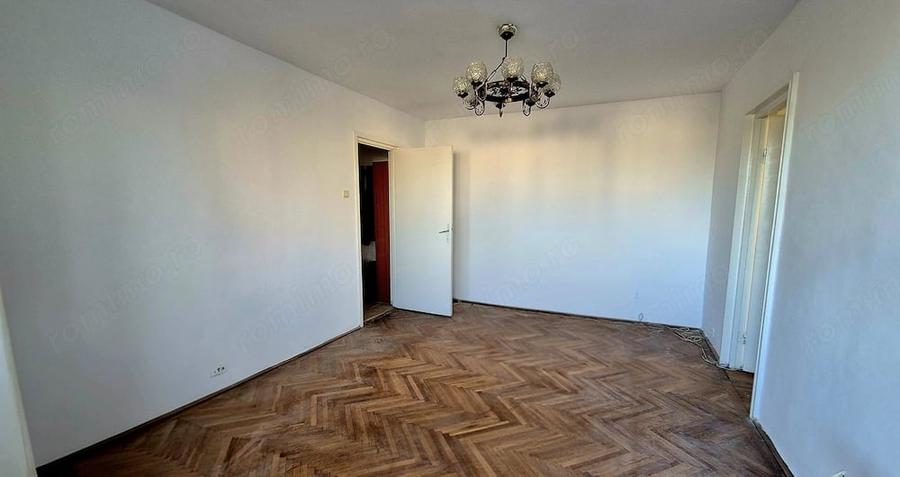 Apartament cu 3 camere semidecomandat în Astra