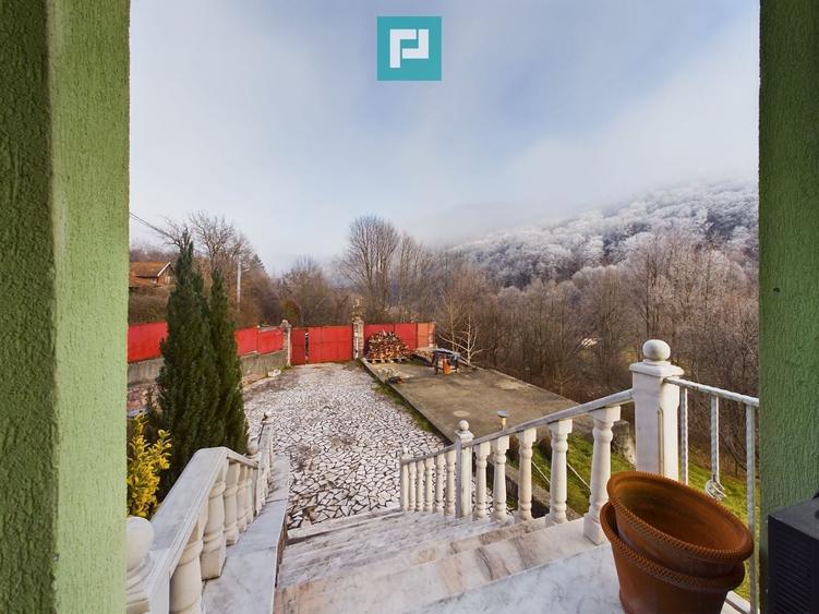 Casă individuală cu 6 camere cu Teren 1810 Mp în Moneasa