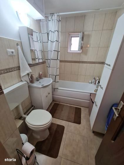 Apartament cu 3 camere decomandat, mobilat în Nicolina