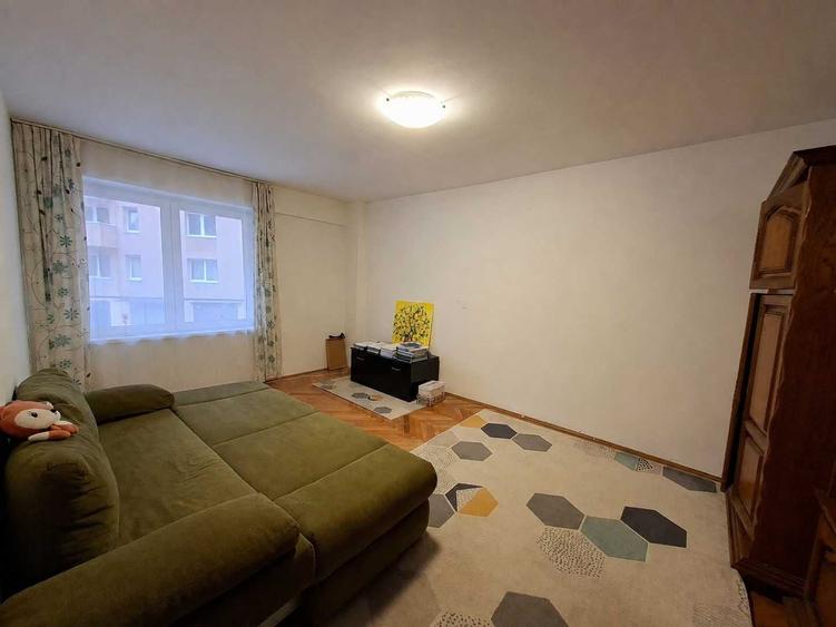 Apartament cu 3 camere decomandat în Exterior Vest
